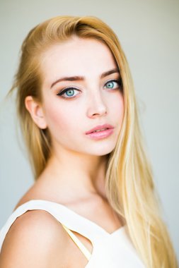 Uzun saçlı güzel sarışın kadın.