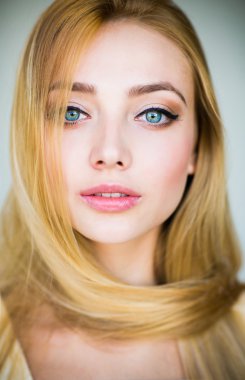 Uzun saçlı güzel sarışın kadın.