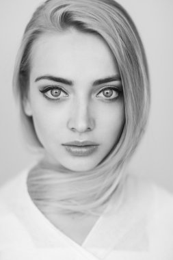 Uzun saçlı güzel sarışın kadın.