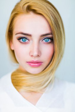 Uzun saçlı güzel sarışın kadın.