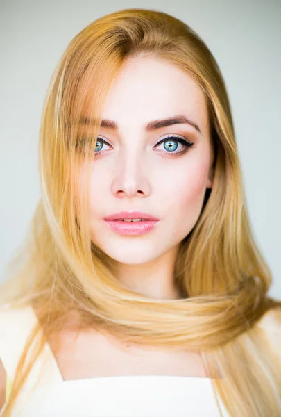 Mooie blonde vrouw met lang haar — Stockfoto