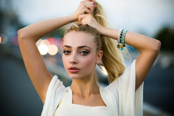Vacker blond kvinna med långt hår — Stockfoto
