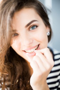 Güzel gülümseyen genç kadın