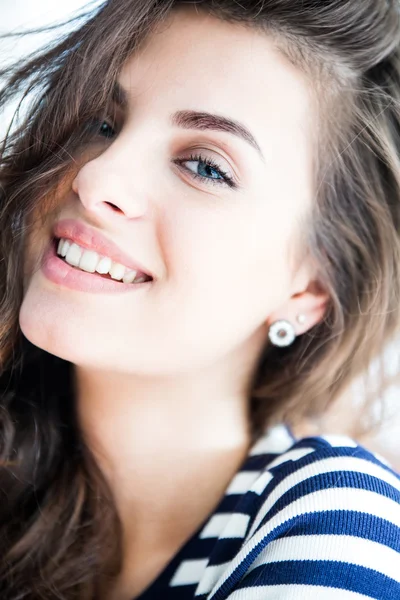 Hermosa joven sonriente — Foto de Stock