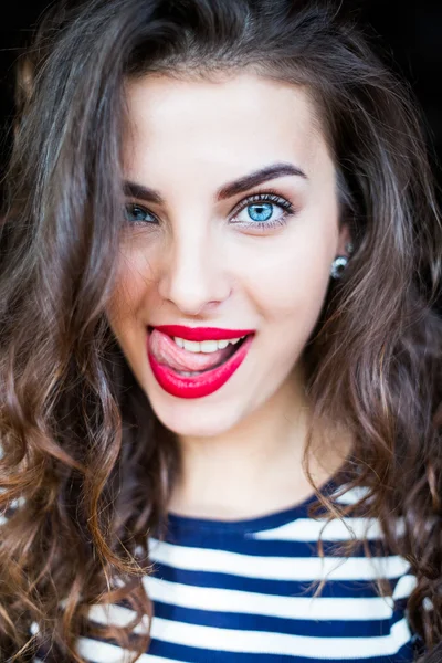 Vacker leende ung kvinna — Stockfoto