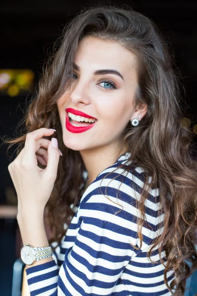 Mooie glimlachende jonge vrouw — Stockfoto