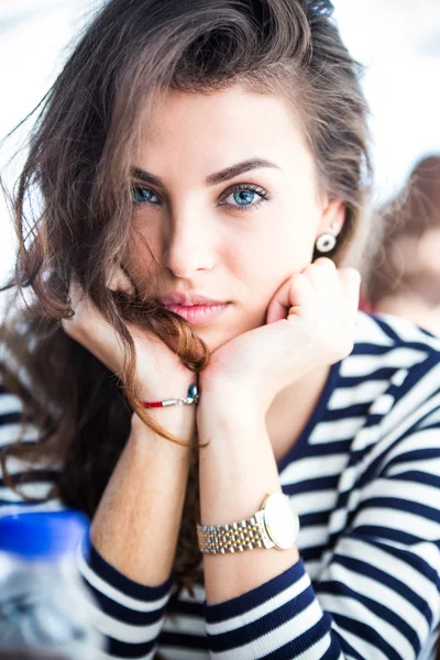 Hermosa joven sonriente — Foto de Stock