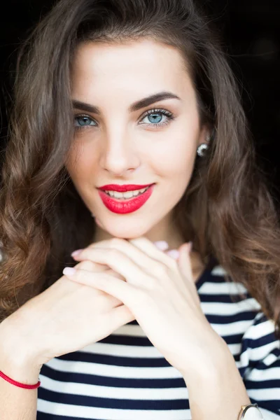 Hermosa joven sonriente — Foto de Stock