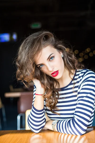 Bela sorrindo jovem mulher — Fotografia de Stock