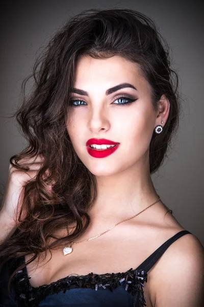 Maquillaje hermoso en la mujer hermosa — Foto de Stock