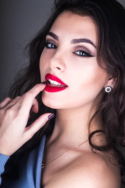 Maquillaje hermoso en la mujer hermosa —  Fotos de Stock