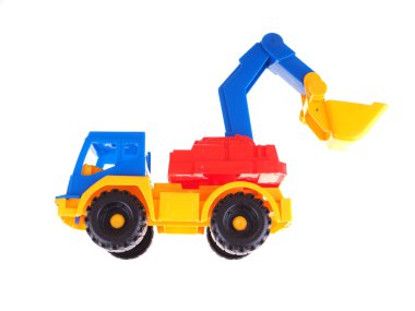 Beyaz bir arka plan üzerine bir kova ile oyuncak kamyon