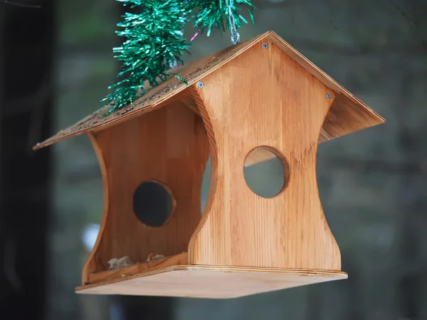 Alimentador para aves na floresta — Fotografia de Stock