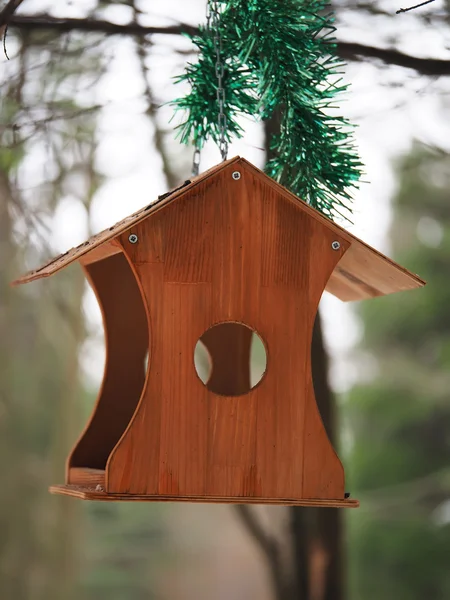 Alimentador para aves na floresta — Fotografia de Stock