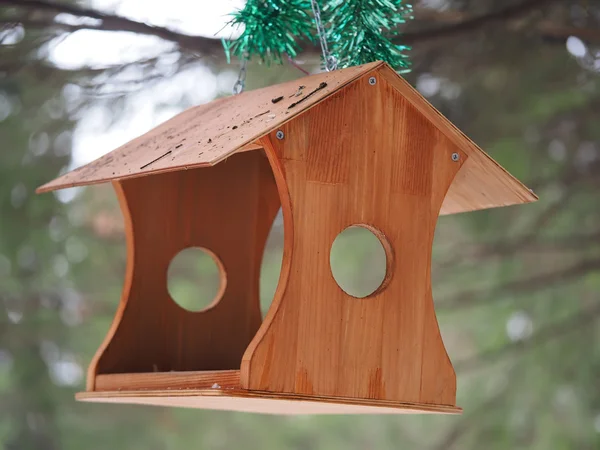 Alimentador para aves na floresta — Fotografia de Stock