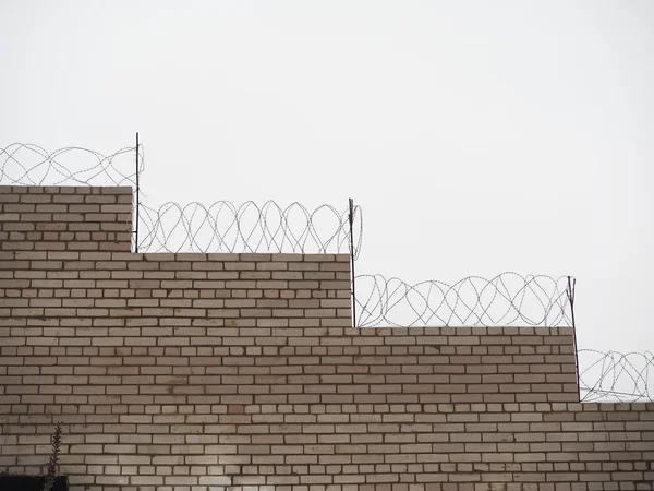 Zaun mit Stacheldraht — Stockfoto