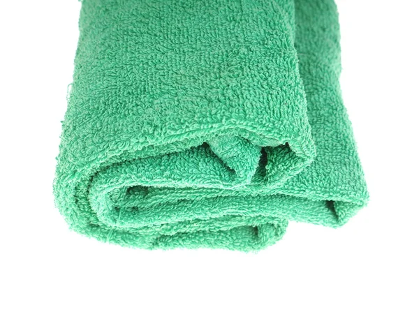 Grünes Handtuch auf weißem Hintergrund — Stockfoto