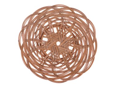 Beyaz arkaplanda hasır sepet