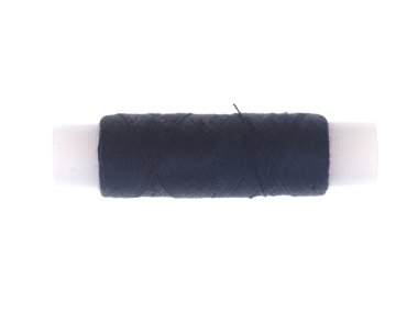 Beyaz arkaplanda iplik makaraları