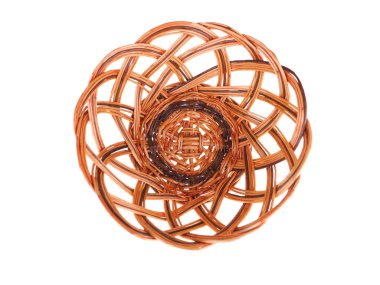 Beyaz arkaplanda hasır sepet