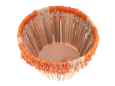 Beyaz arkaplanda hasır sepet