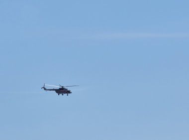 Gökyüzündeki helikopter