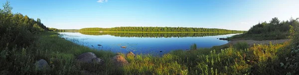 Rio em Karelia verão. Panorama — Fotografia de Stock