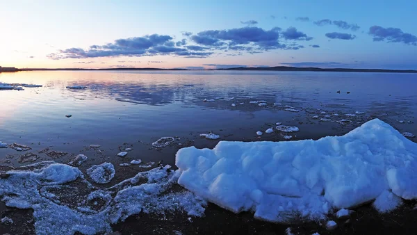 La glace sur le lac au printemps. Panorama — Photo