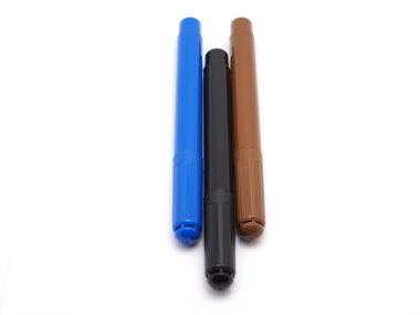 beyaz zemin üzerine keçeli kalem