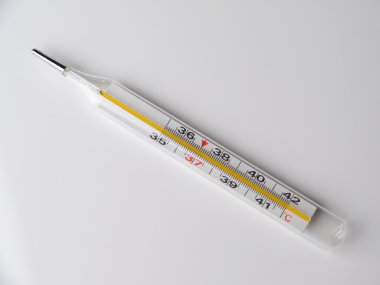 gri bir arka plan üzerinde termometre