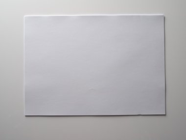 gri bir arka plan üzerinde kağıt a4