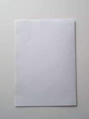 gri bir arka plan üzerinde kağıt a4