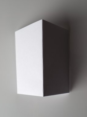 gri bir arka plan üzerinde katlanmış kağıt