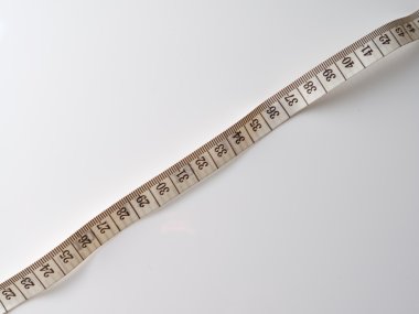 gri bir arka plan üzerinde ölçüm bandı