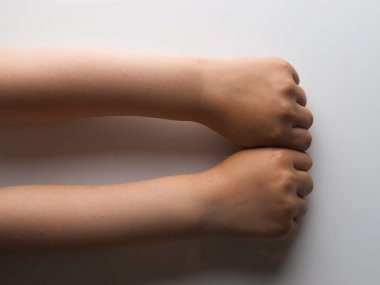 Çocuk gri bir arka plan üzerinde eller