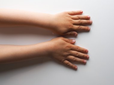 Çocuk gri bir arka plan üzerinde eller