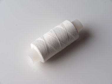 gri bir arka plan üzerinde beyaz iplik