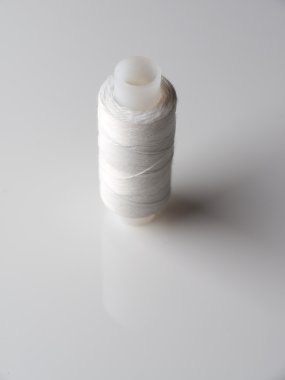 gri bir arka plan üzerinde beyaz iplik