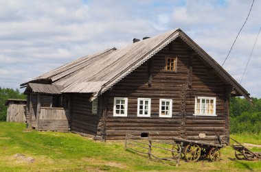 Köydeki eski ahşap ev.