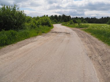 Köydeki toprak yol.