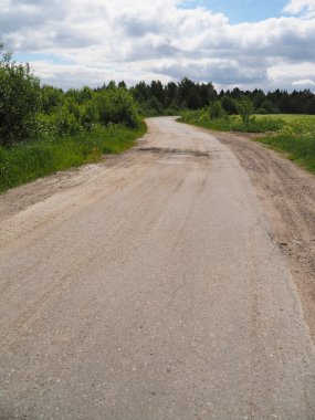 Köydeki toprak yol.