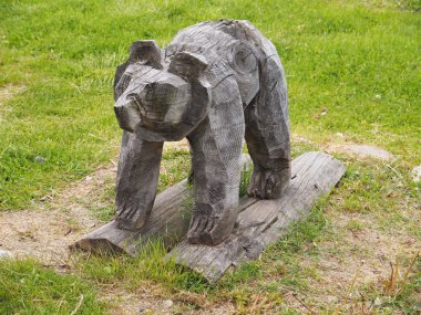 çimenlerin üzerinde bir ayının ahşap biblo