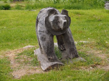 çimenlerin üzerinde bir ayının ahşap biblo