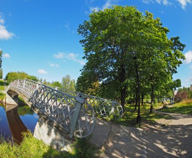 Parktaki nehrin üzerindeki köprü.