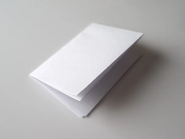 Gri bir arka plan üzerinde katlanmış kağıt — Stok fotoğraf