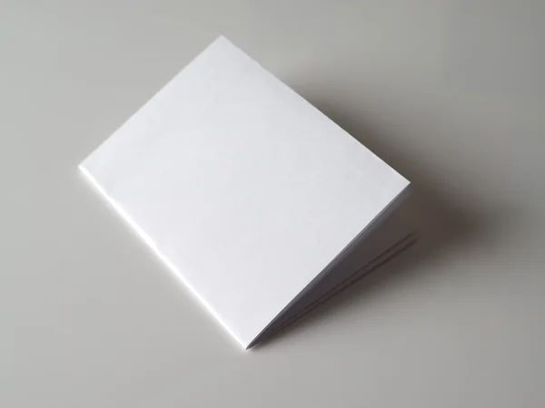 Gri bir arka plan üzerinde katlanmış kağıt — Stok fotoğraf