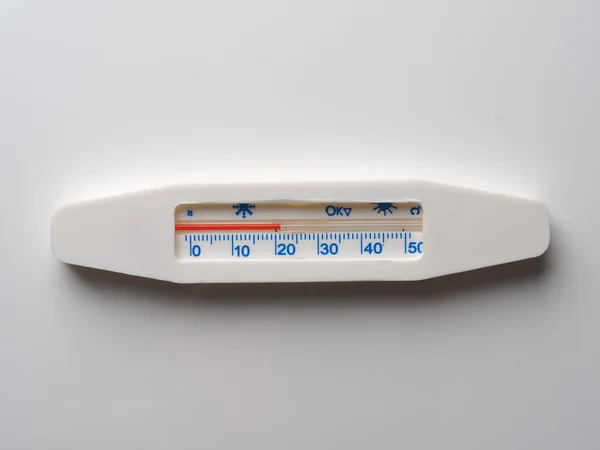 회색 배경에 온도계 — 스톡 사진