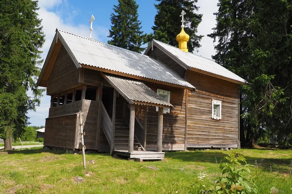 Chiesa ortodossa nel villaggio — Foto Stock