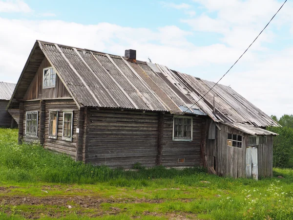 Oud houten huis in dorp — Stockfoto