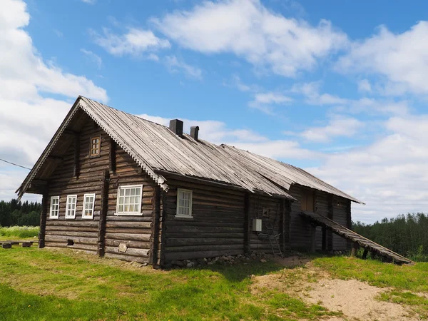 Starý dřevěný dům ve vesnici — Stock fotografie